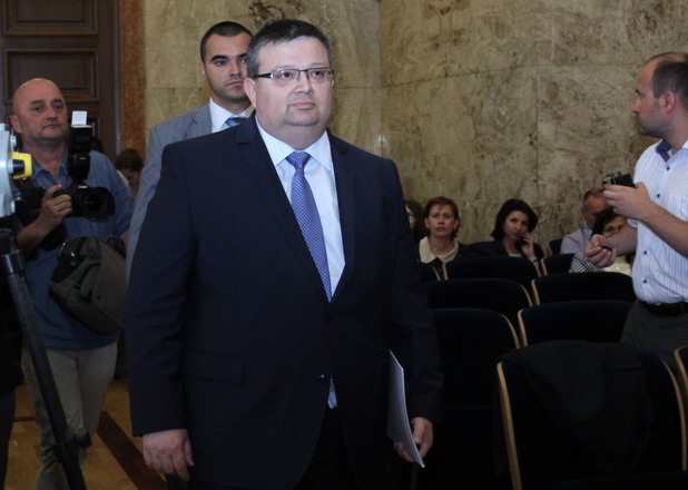 Прокуратурата ще проверява произхода на парите на собствениците на луксозни коли и баровски имоти
