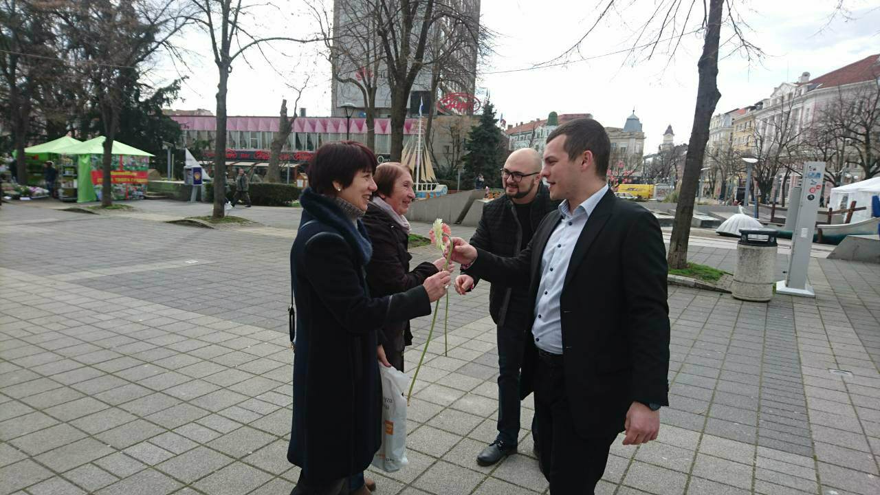 Младежите от ГЕРБ традиционно уважихадамите в Бургас с гербери за 8 март
