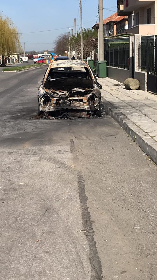 Изгоря колата на служител на Община Поморие